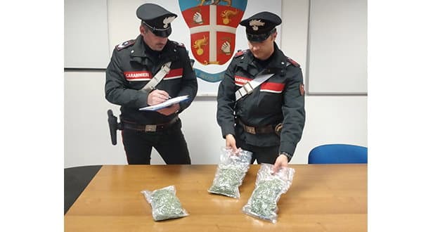 Corigliano, gettano dal finestrino mezzo chilo di droga per eludere il controllo