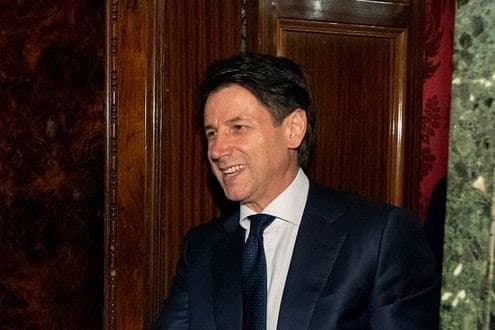 Governo, Giuseppe Conte rinuncia. È scontro istituzionale