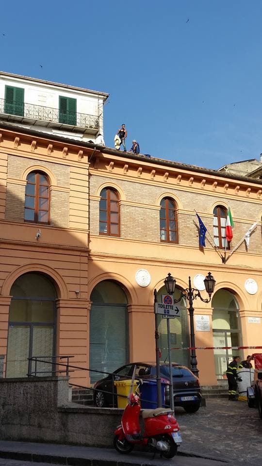 Rossano: ex lavoratori verde pubblico da ieri sera sul tetto della sede dei vigili urbani