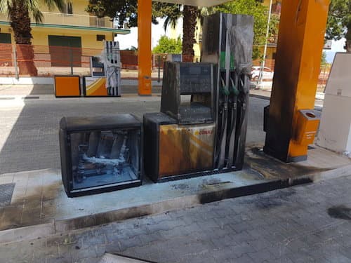 Rossano: incendio al distributore di benzina Conad di Sant'Angelo
