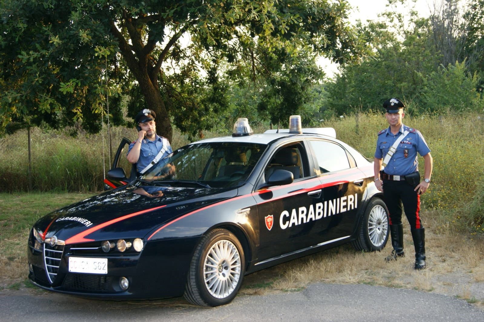 Carabinieri: tenta di forzare la porta della compagna, arrestato