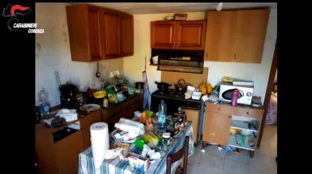 Abbandona la moglie senza acqua né cibo, uomo messo agli arresti domiciliari dai Carabinieri