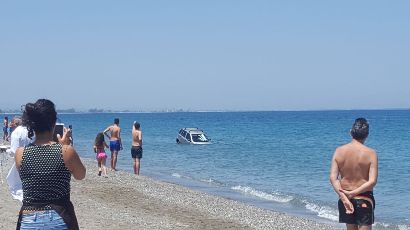 Rossano, sfiorata strage: macchina rischia di falciare i bagnanti