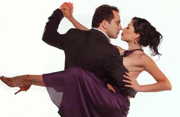 Estate 2018, domenica 12, in Piazza Steri Rossano, il tango di Ezequiel Paludi di origini rossanesi e di Geraldine ROJAS