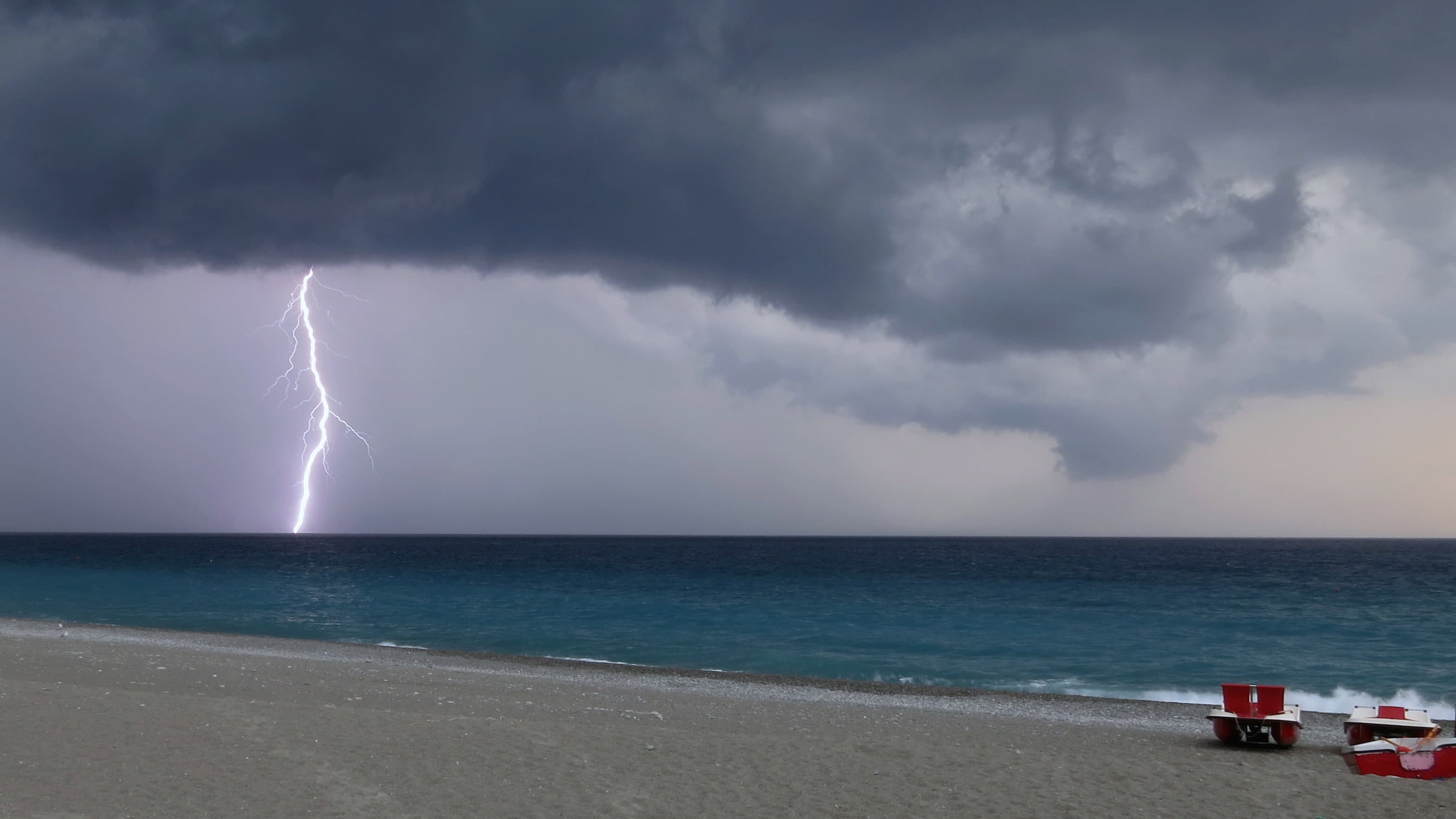 Paola: fulmine colpisce due fratelli in spiaggia