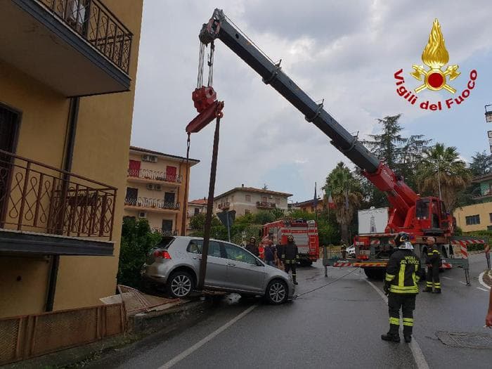 Castrolibero (Cs): auto senza conducente in bilico su un cortile