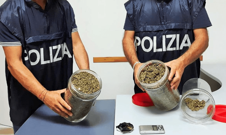 Polizia Commissariato Corigliano Rossano, un arresto: nascondeva 1,4 kg di marijuana in barattoli seppelliti sotto terra