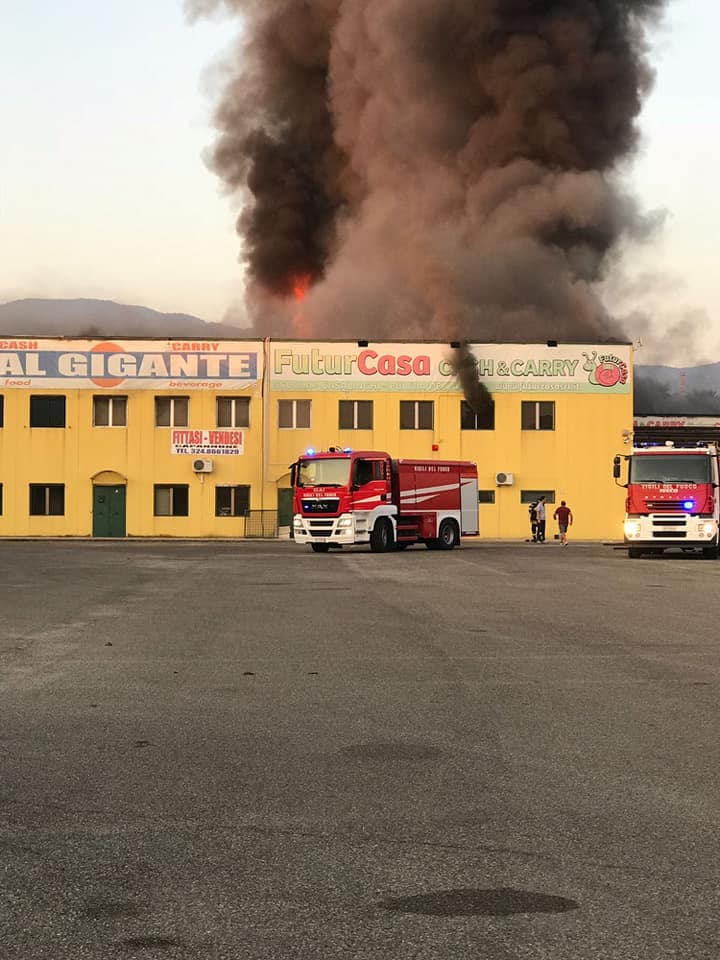 Rossano: vasto incendio nella zona industriale, a fuoco deposito casalinghi - VIDEO