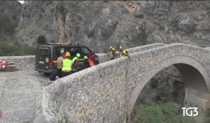 TRAGEDIA RAGANELLO: sono 10 le vittime, dato aggiornato dalla Protezione Civile.Il PM apre inchiesta per omicidio colposo.Il Ministro Costa in visita ai feriti a Castrovillari