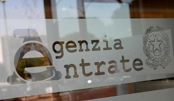 Cosenza: arrestato impiegato Agenzia Entrate con accusa di corruzione