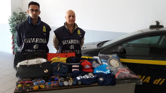 Paola: Guardia di Finanza sequestra 426 capi contraffatti