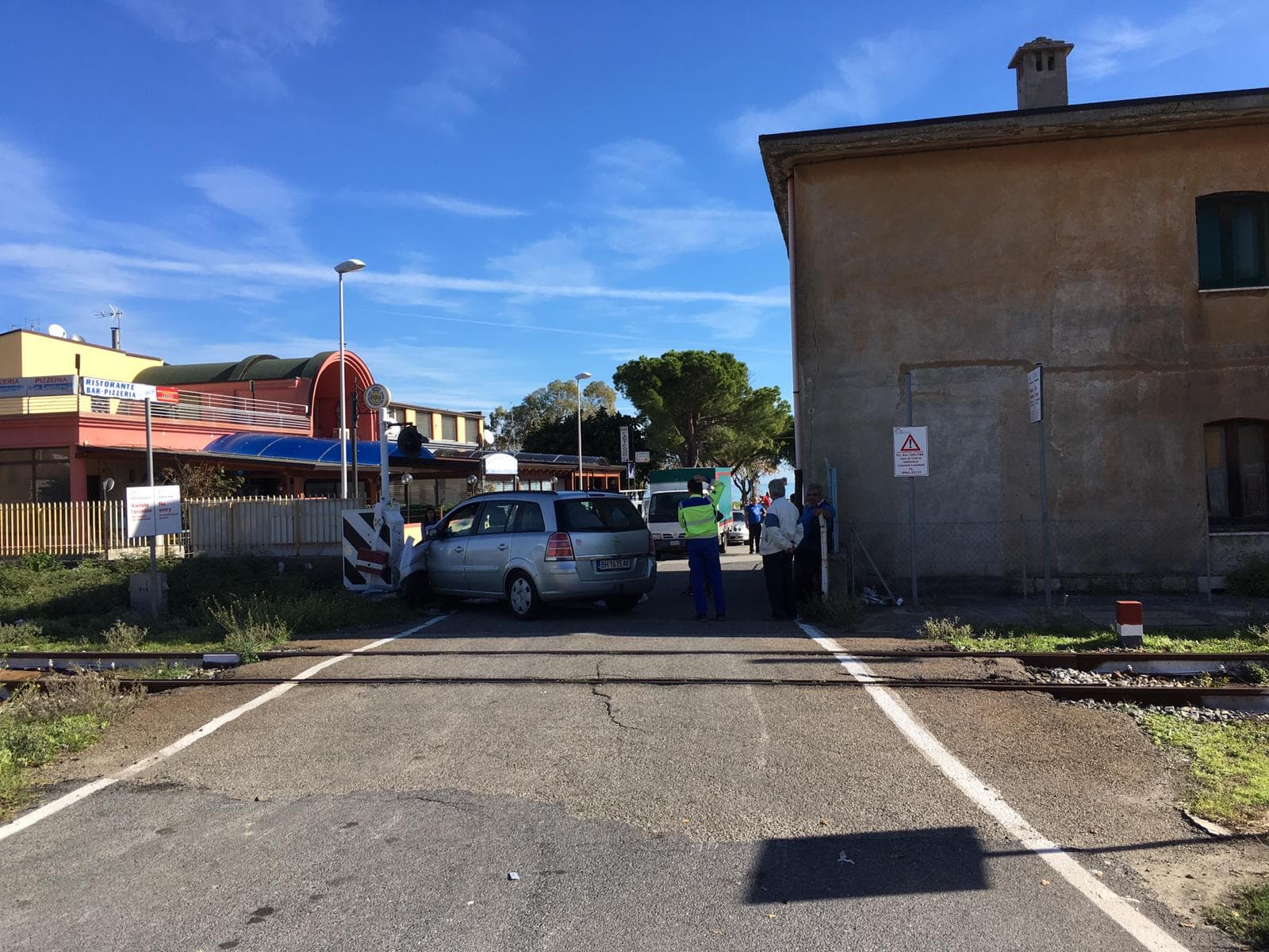 Incidente a Calopezzati: auto impatta contro il passaggio a livello
