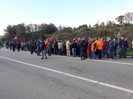 Amendolara, i precari bloccano la statale 106