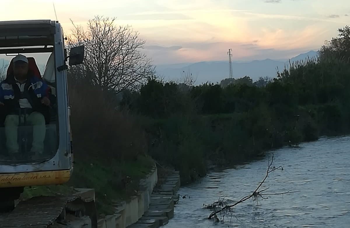 Crati, Calabria Verde a lavoro nell'alveo del fiume