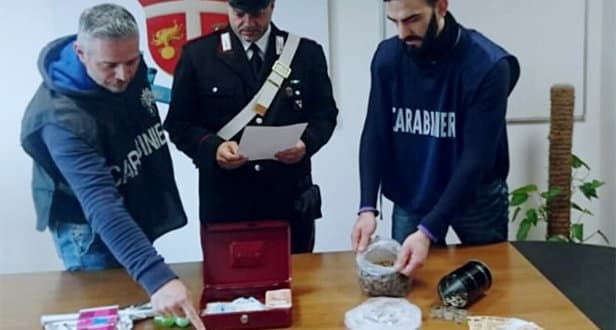 Carabinieri: nascondono la cocaina in una bambola e i soldi sotto la culla del bimbo, due arresti