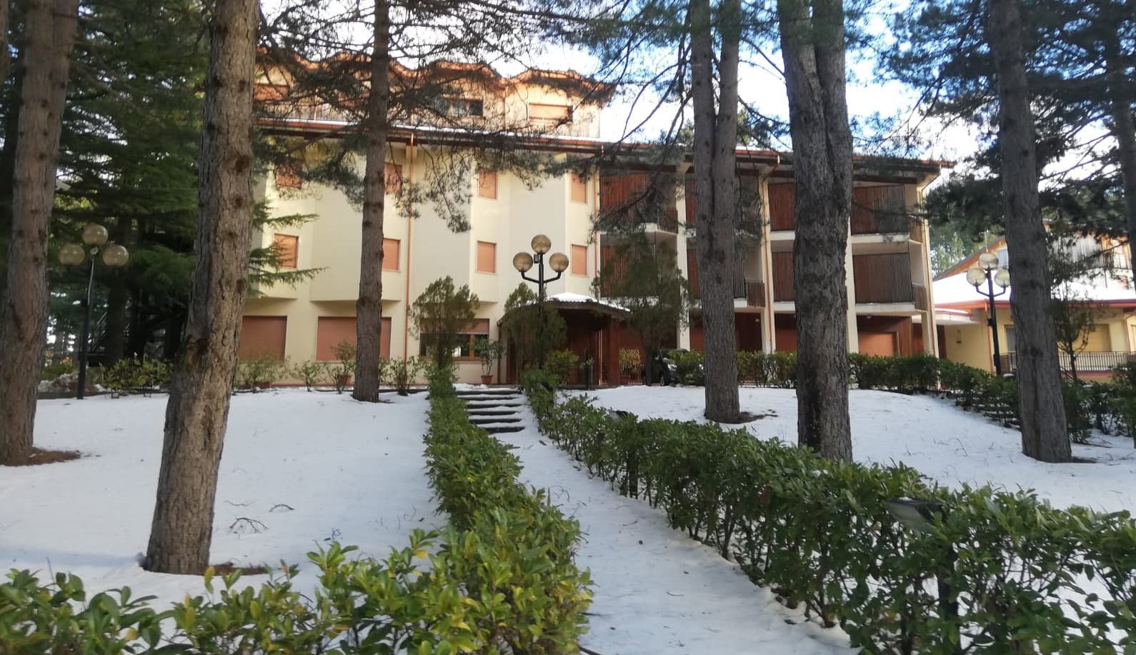 Regione, il quartier generale di Oliverio in una scuola abbandonata