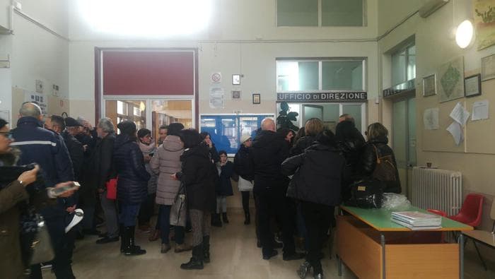 Topi in una scuola, protestano le mamme