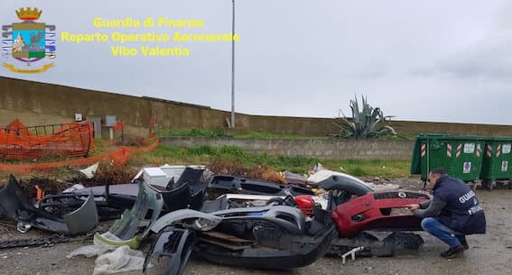 Rottami abbandonati vicino a un torrente, denunciato carrozziere a Corigliano Rossano