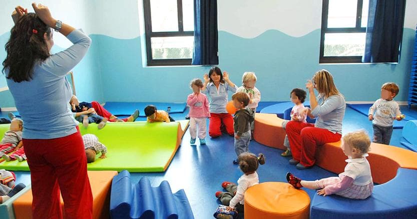 Picchiano maestra per presunte violenze al figlio, denunciati marito e moglie