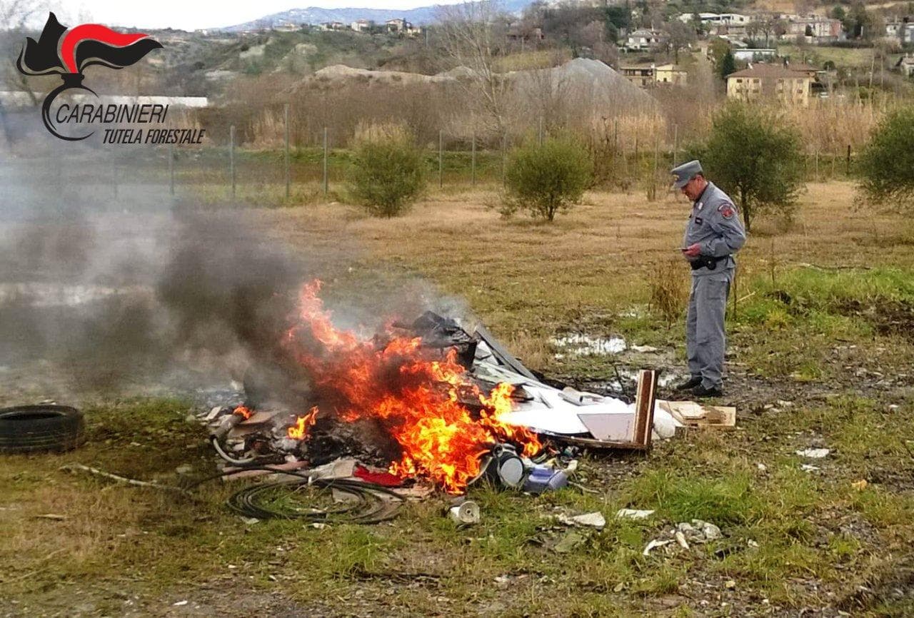 Carabinieri Forestale, combustione illecita di rifiuti. Un deferito