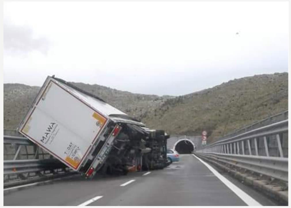 Raffiche di vento sull’A2, due tir si ribaltano nel Castrovillarese