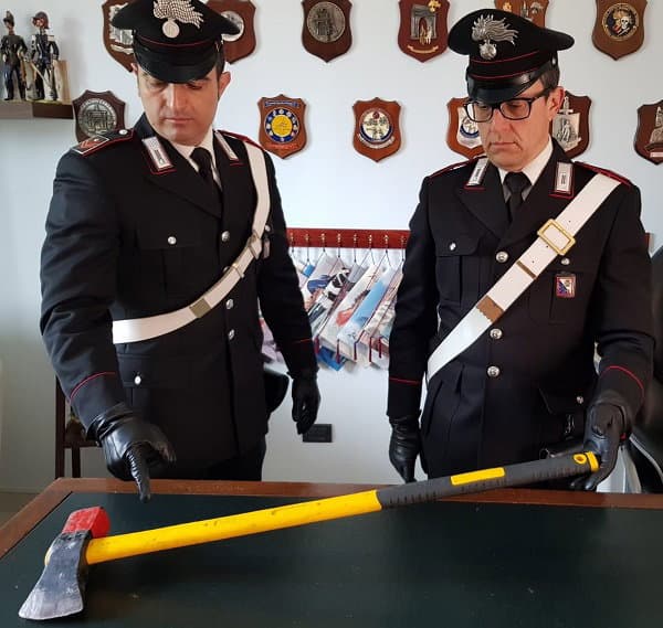 Carabinieri Corigliano,55 enne di Amendolara colpisce al volto con un'ascia un uomo: eseguita ordinanza cautelare
