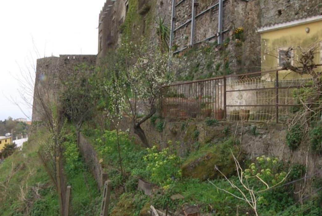 Rintracciata la madre del neonato sotterrato in un giardino a Cirò