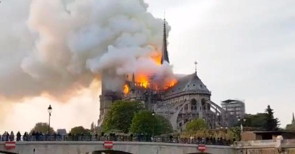 In fiamme la Cattedrale di Notre Dame a Parigi