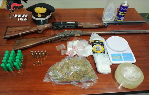 Carabinieri, Cosenza: trovate droga ed armi in una palazzina disabitata in pieno centro