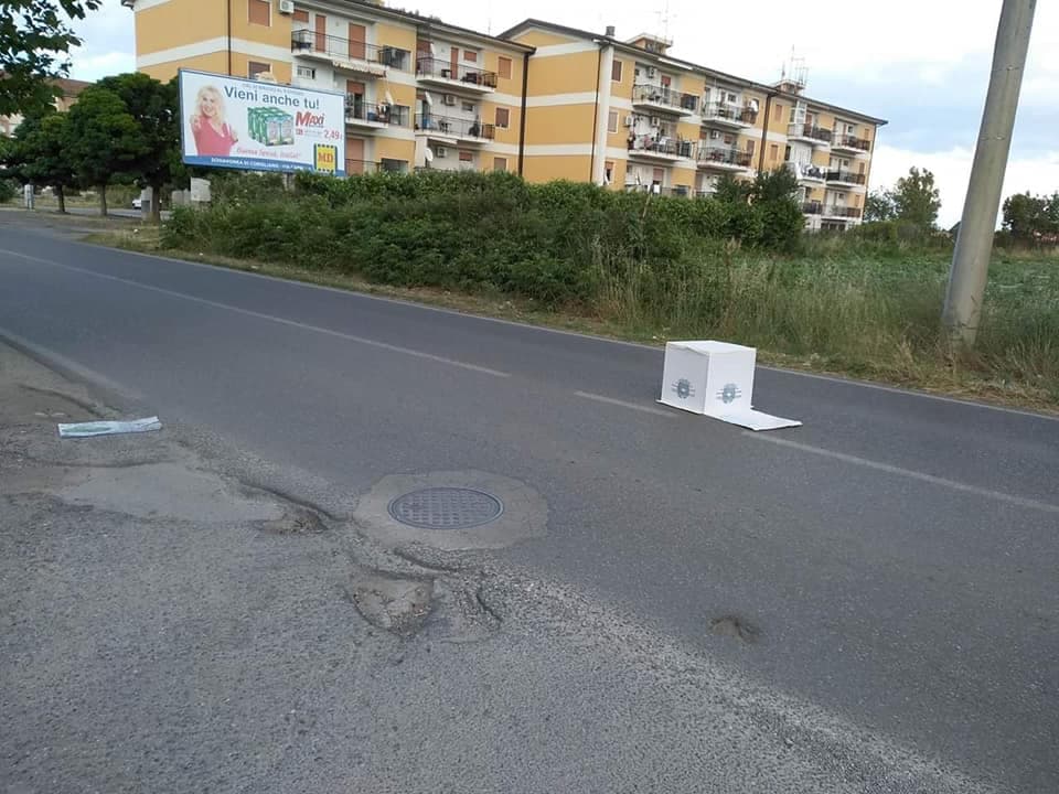 FOTONOTIZIA - Urna elettorale abbandonata sulla strada, Lucisano denuncia: atto gravissimo