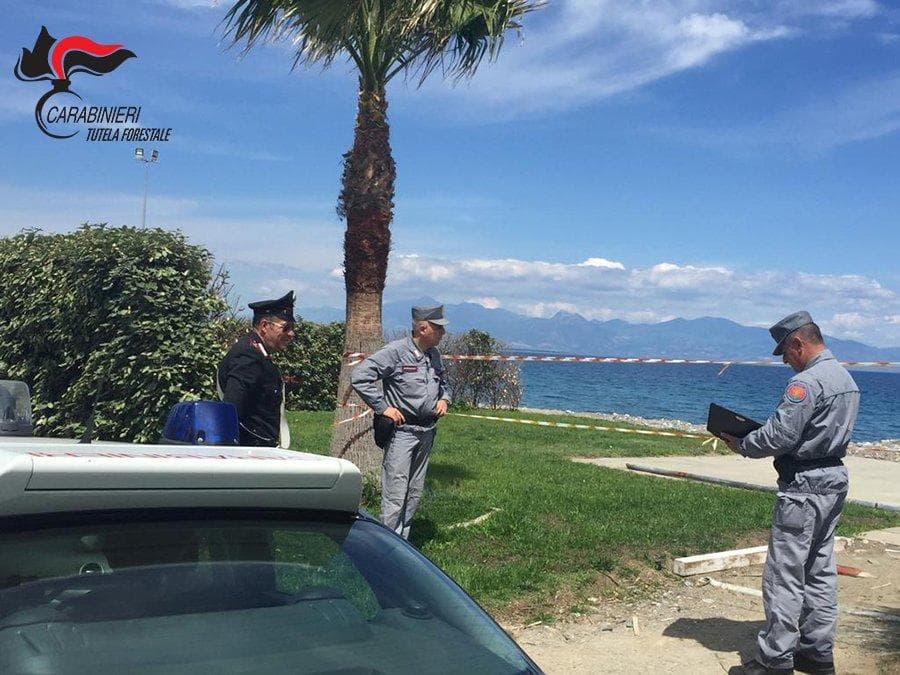 Carabinieri Forestale Rossano: tombato fosso di scolo e ostruito sbocco a mare. Denunciate 9 persone
