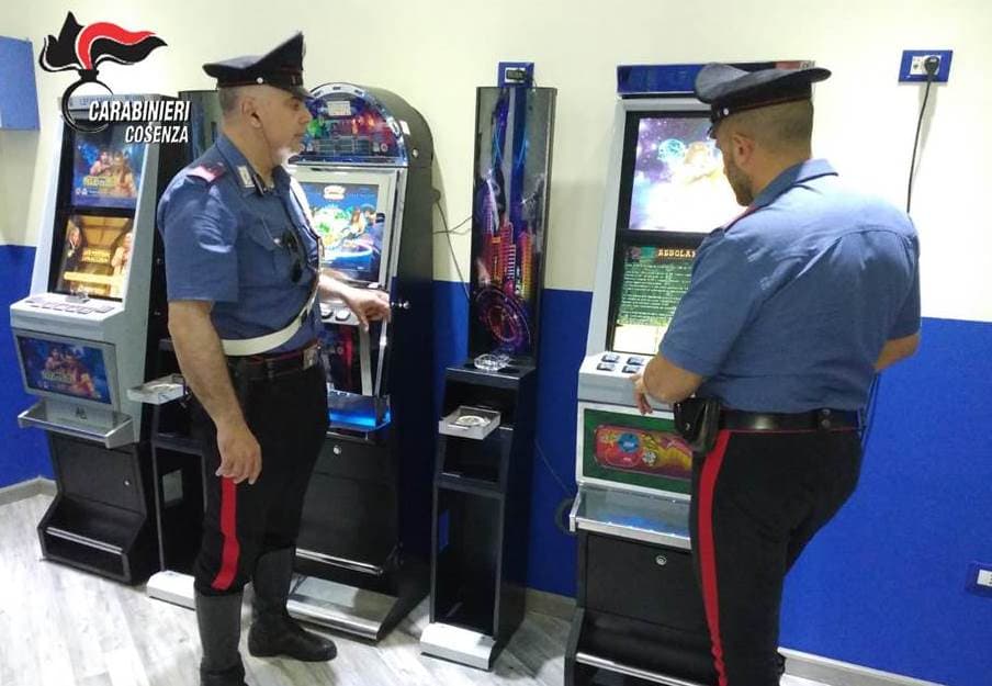 Cosenza: i Carabinieri passano al setaccio centri scommesse e sale slot.Una denuncia e oltre 70 mila euro di sanzioni