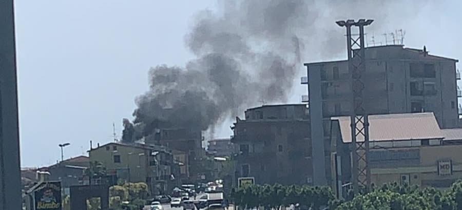Abitazione in fiamme a Mirto, traffico dirottato
