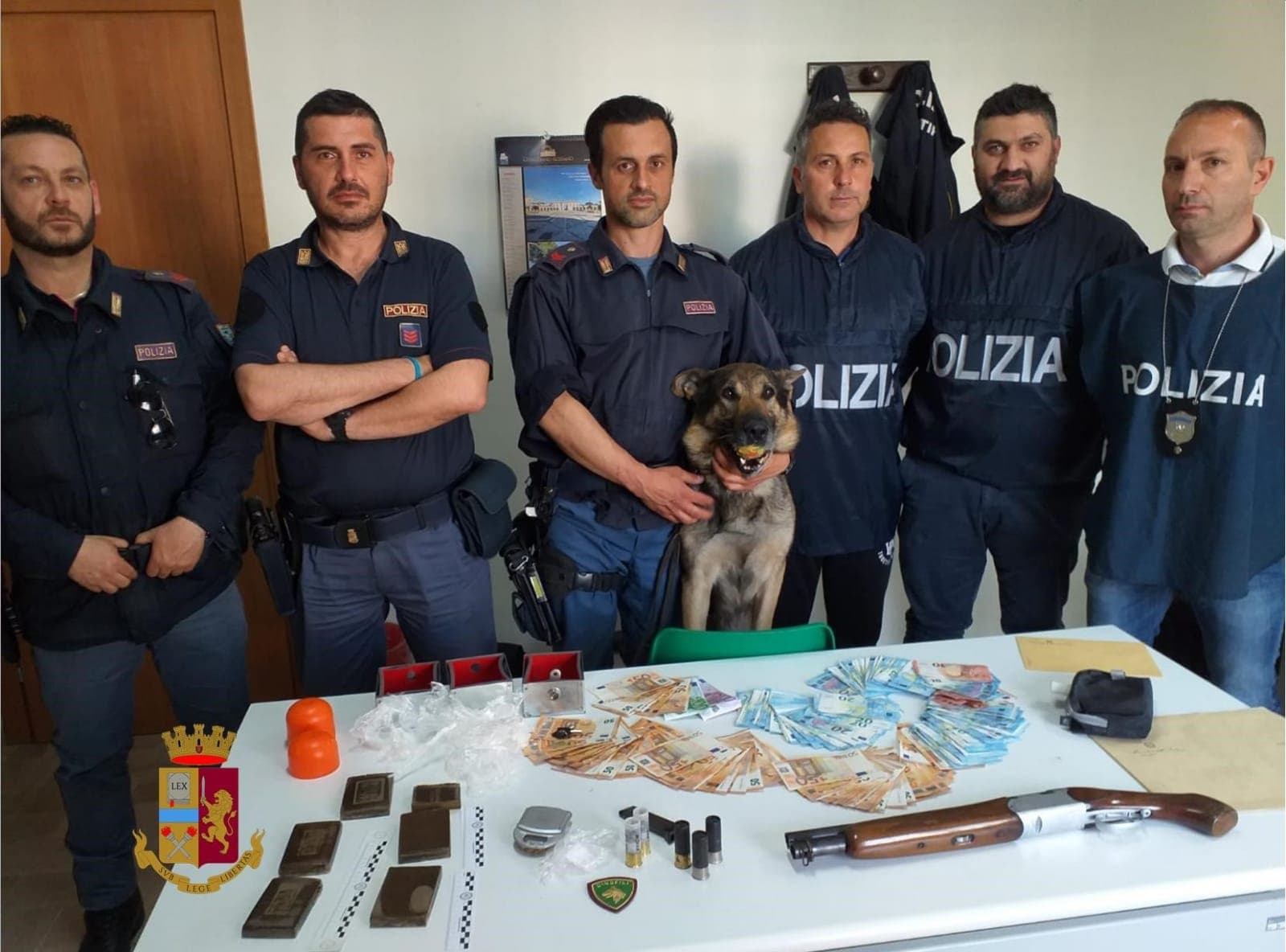 Il cane Bruce fiuta la droga nascosta nella stanza dei bambini, arrestata una coppia a Corigliano Rossano