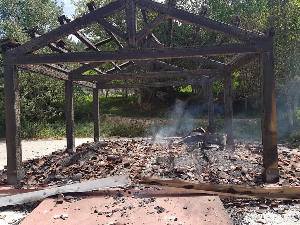 Bruciata isola ecologica di Lorica