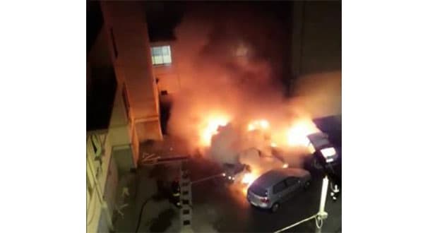 Rossano, automobili in fiamme in via Nazionale