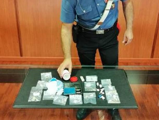 Tenta di fuggire chiudendosi in bagno, arrestato dai Carabinieri