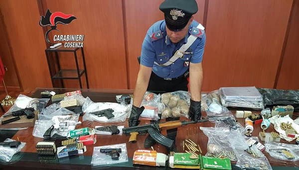 Blitz dei Carabinieri nel centro storico di Cosenza: sequestrate armi e droga