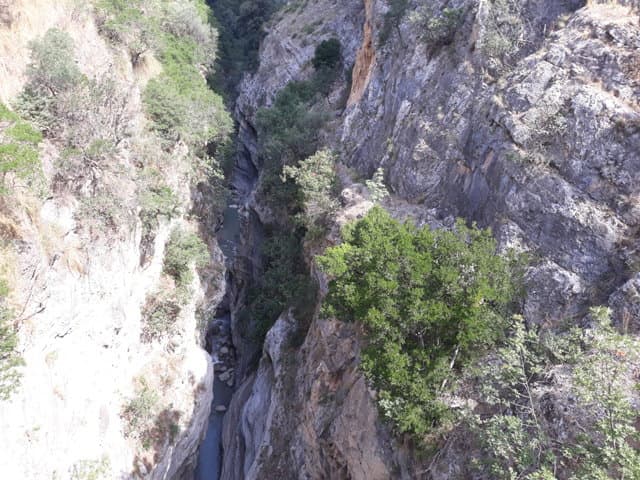 Civita, il sindaco “blinda” gli ingressi alle Gole del Raganello