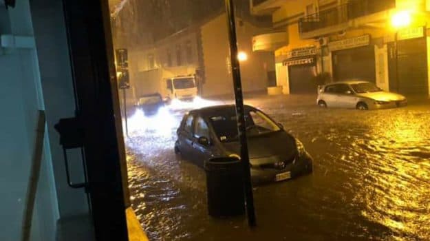 Diluvio nella notte a Corigliano Rossano, danni e allagamenti