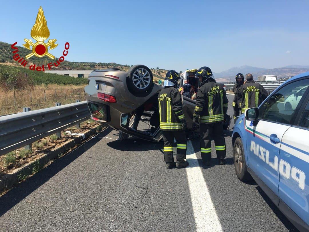 Auto si ribalta sull’A2 nel Cosentino