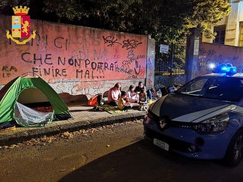Cosenza: la polizia soccorre una famiglia di migranti accampati in strada