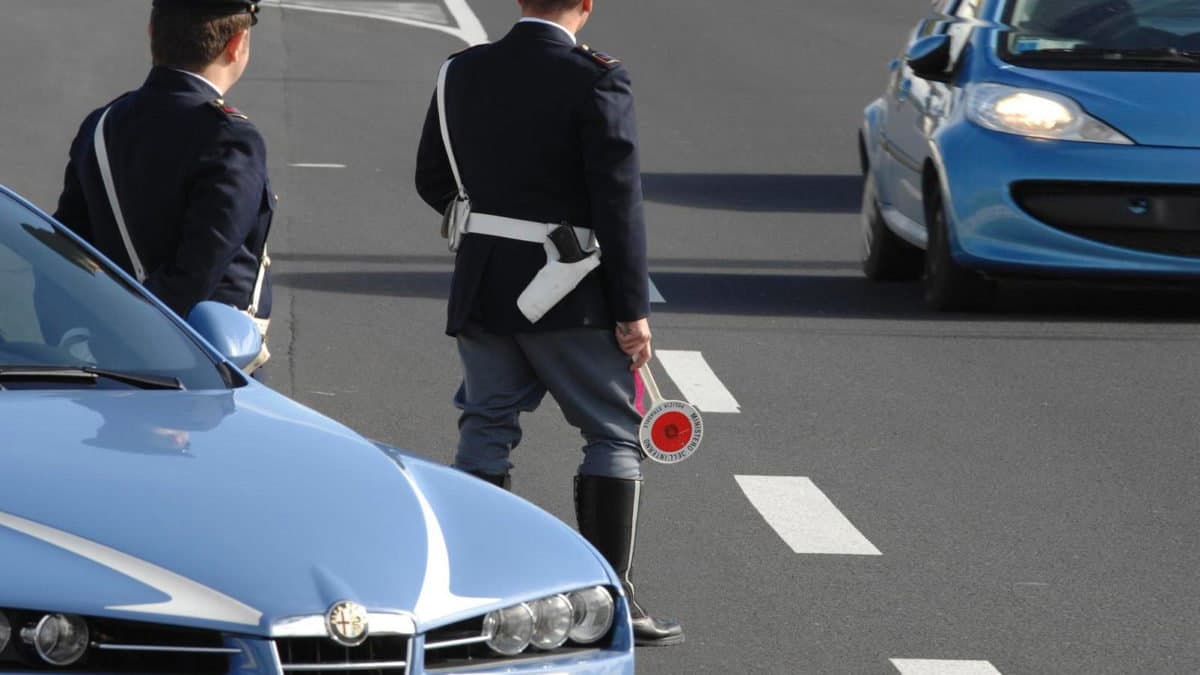 Esodo estivo, Polizia stradale di Frascineto evita tragedia sull'A2 del Mediterraneo per un furgone contromano