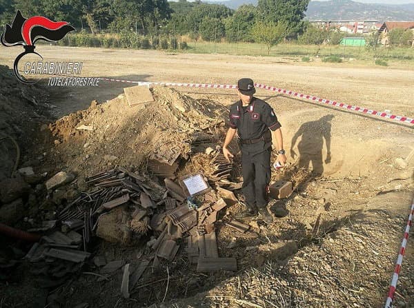 Carabinieri Forestale, Cosenza: Montalto Uffugo, interravano rifiuti. Tre persone denunciate e sequestrata l’area