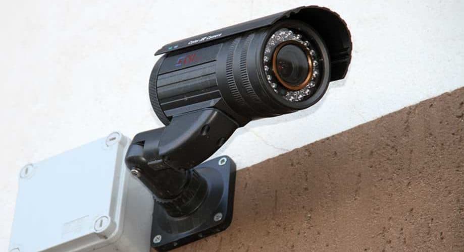 Spiava i dipendenti con telecamere abusive, denunciato nel Cosentino