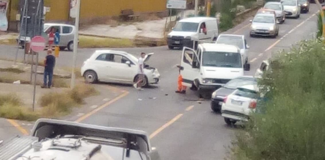 Un altro incidente sulla SS106. In contrada Zolfara scontro auto-furgone