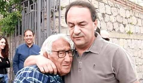 “Esilio” revocato: i rifugiati accolgono Lucano a Riace