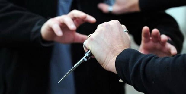 Pensionato aggredisce con un coltello il rivale: arrestato
