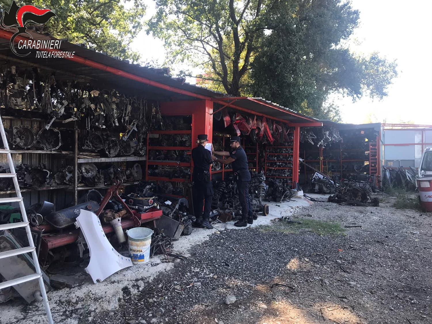 I Carabinieri Forestale sequestrano una carrozzeria nel comune di Montalto