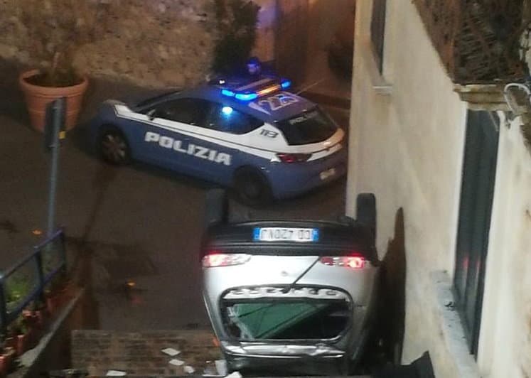 Rocambolesco incidente nel centro storico di Rossano - FOTO